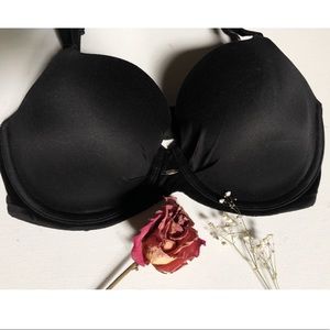 Black Victoria’s Secret bra